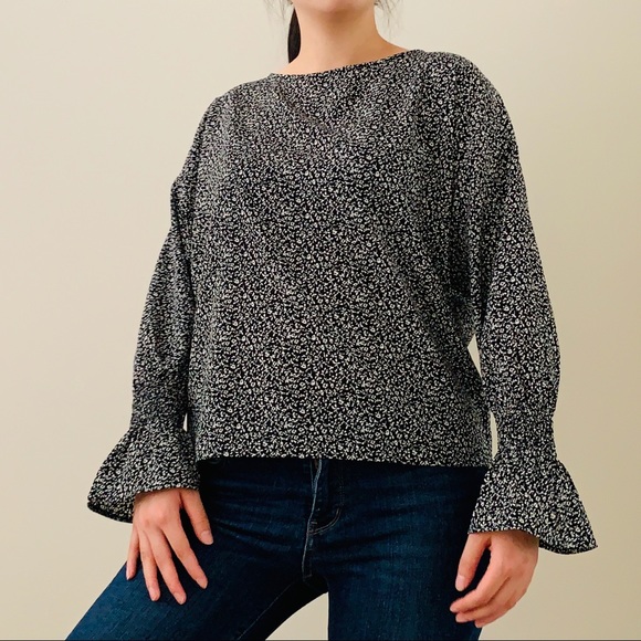 🛍 3/$30 Uniqlo Blouse with Ruched Sleeves - Picture 2 of 7